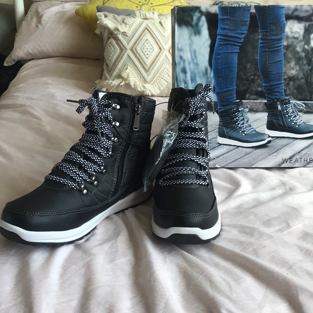 NWT Weatherproof high top shoes